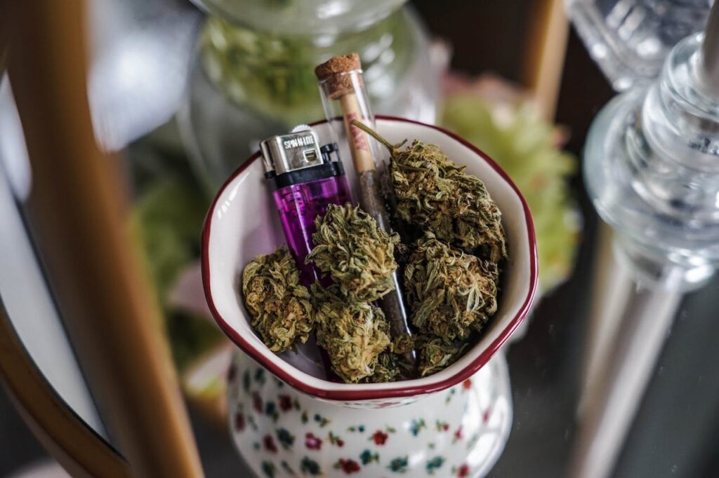 Cannabis Buds in a Pot, marihuana online kaufen, marihuanas kaufen, cannabis kaufen, graskaufen, gras online kaufen, kannabisz shop
